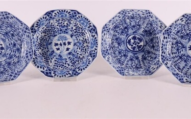 Série de six plats en porcelaine bleu et blanc, Chine 19e siècle. Décor persil en...