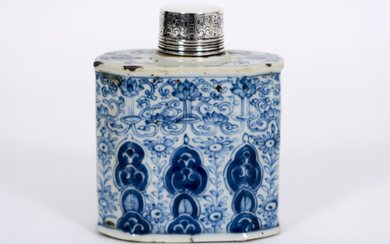 Seventeenth/eighteenth century Chinese porcelain tea caddy with blue and white decor and silver lid - height : 11,5 cm ||17th/18th Cent. Chinese teacaddy in porcelain with blue-white decor and with a silver lid