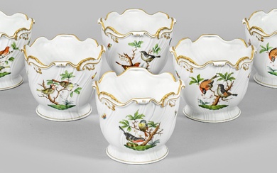 Six cache-pots à décor d'"oiseaux de Rothschild" Sur pied rond avec relief "rocaille" sur le...