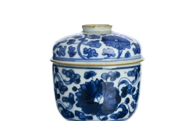 Small Chinese porcelain lidded pot, Yongzheng
