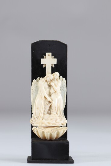 Somptueux bénitier finement sculpté de deux anges Dieppe 18ème