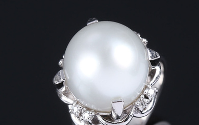South-Sea cultured pearl and brilliant ring in platinum - pearl Ø. 11. mm.