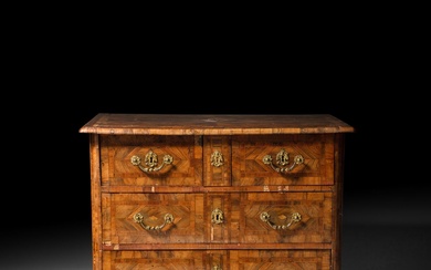 Straight chest of drawers in walnut and fillet... - Lot 101 - Varenne Enchères