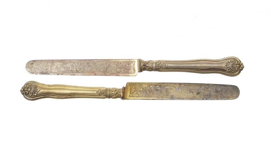 Suite de 18 couteaux en métal doré, modèle coquille, la lame à décor niellé et ciselé, long. 20 cm