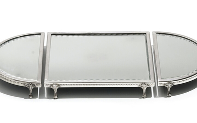 Surtout de table ovale tripartite en métal argenté et miroir, XXe. long. 63,5 cm