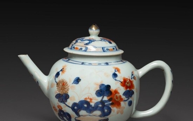 THÉIÈRE en porcelaine et émaux de type Imari chinois, à décor de pivoines et chrysanthèmes. (Fêles de cuissons, lacunes d'émai...