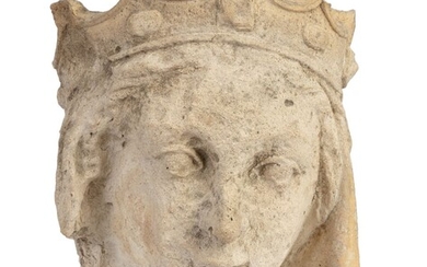 Tête de vierge couronnée en pierre Travail français du XIVe siècle Hauteur : 34 cm...