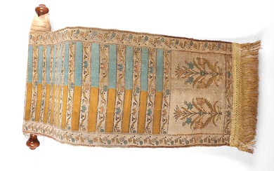Textile à motifs floraux Indo-Persan 18ème/19ème siècle Soie tissée avec des fils métalliques argentés et...