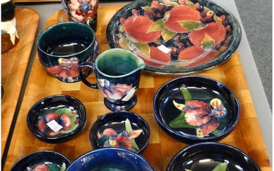 Tray of Moorcroft art pottery tube lined items to include: v...