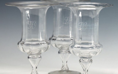 Tre vasi «Medici» in vetro incolore col monogramma... - Lot 501 - Pierre Bergé & Associés