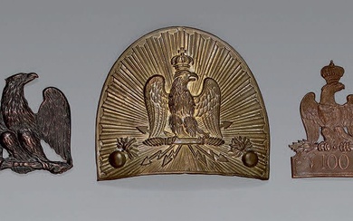 Trois répliques de plaques du Premier-Empire : une de bonnet à poils, une du 100e...