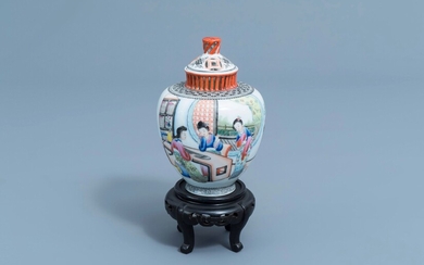 Un vase couvert en porcelaine de Chine famille rose à décor de dames jouant de la musique, marque de Qianlong, République, 20ème siècle