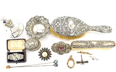 Various items of hallmarked silver to include a small pin...
