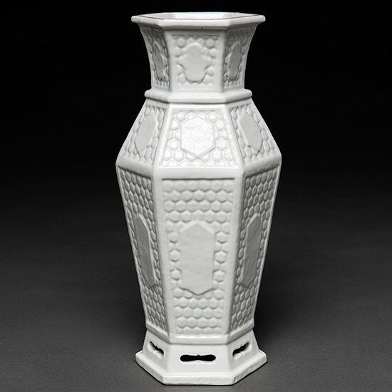 Vase (1) - Blanc de chine - Porcelain - China - Qing Dynasty (1644-1911)