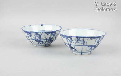 Vietnam, vers 1900 Paire de coupe en porcelaine bleu blanc, à décor de fleurs stylisées....