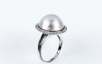 Vintage ring in white gold with a Japanese 'mabe'...