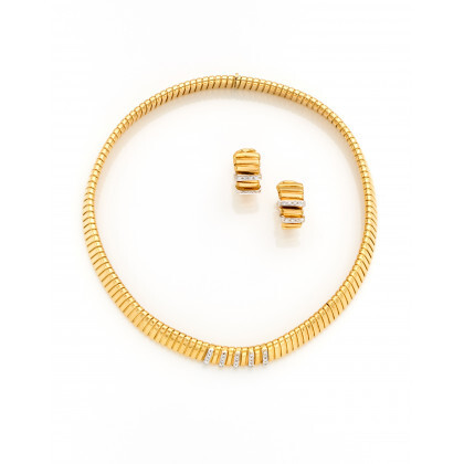 Yellow gold and diamond jewelry set consisting of a tubogas necklace of cm 39.50 circa and earclips of cm 2.10...