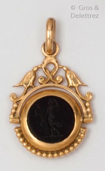 Yellow gold pendant, decorated with an intaglio on...