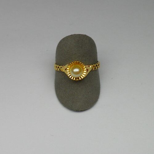 Yellow gold ring stylized ring centered on a cultured pearl...