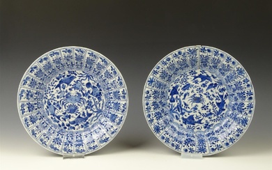 (-), stel blauw/wit Chinees porseleinen borden met decor...