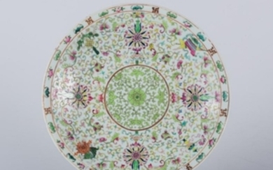 Arte Cinese A famille rose porcelain dish painted with