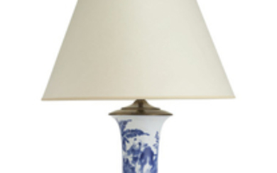 A CHINESE EXPORT BLUE AND WHITE GU-FORM VASE, NOW MOUNTED AS A LAMP, THE PORCELAIN LATE QING DYNASTY