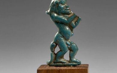 ÉGYPTE, ÉPOQUE PTOLÉMAÏQUE Amulette du dieu Bès musicien en faïence