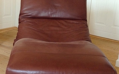Jens Juul Eilersen: Eilersen Control armchair/chaiselong with brown/bordeaux leather. L. 182 cm. W. 85 cm.