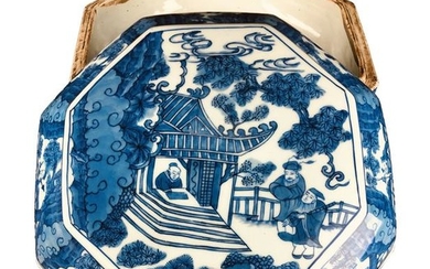 LARGE BLUE AND WHITE OCTAGONAL PORCELAIN COVERED BOX