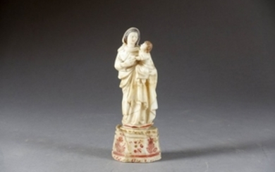 Vierge à l'Enfant (Trapani). Posée sur un socle mo…