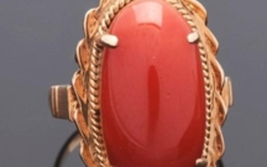 Vintage 18K Rose Gold Orange/Red Coral Ring.