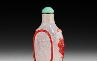 AN UNUSUAL RED OVERLAY SNOWFLAKE GLASS SNUFF BOTTLE