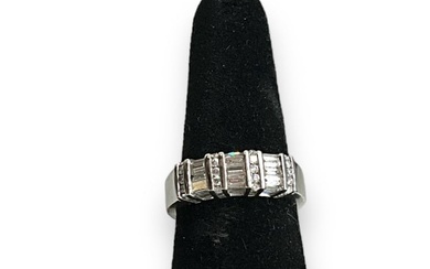 14kt White Gold and Diamonds Cocktail Ring