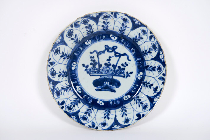 17th century Chinese Kang Hsi plate in porcelain with blue and white decor with jardiniere - diameter : 22 cm - with a nice wooden stand|||17th Cent. Chinese "Kang Hsi" plate in porcelain with blue-white decor with jardinier - with a nice wooden stand