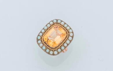 Metal ring decorated with a rectangular citrine of about 5.9 carats in a surround of probably fine pearls. Finger size: 57 Gross weight: 8 g