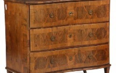 1918/110 - A large German Baroque walnut chest of drawers. Ca. 1740. H. 104 cm. W. 118 cm. D. 60 cm.