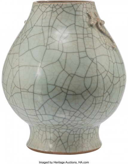 21310: A Chinese Porcelain Ge Ware Vase, 18th century 1