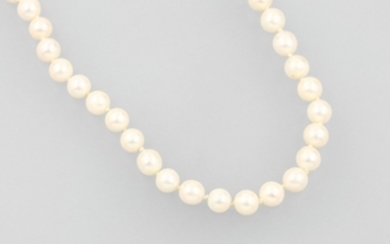 Necklace with cultured akoya pearls , creamcoloured...
