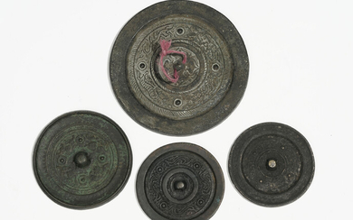 4 miroirs circulaires en bronze, Chine, dont 3 dynastie Han et 1 de style Han, diam. 9,5 cm, 8,5 cm, 8 cm et 13,5 cm