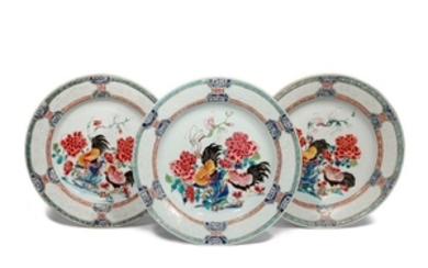 A SET OF THREE CHINESE FAMILLE ROSE 'COCKERELS' DI…