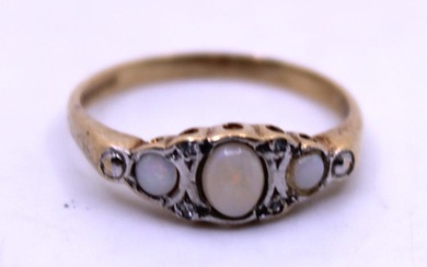 9ct Yellow Gold Cabochon Opal and Ilusion Set Diamond Ring....