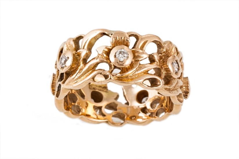 A 14CT YELLOW GOLD RING, with floral motif and diamond detai...