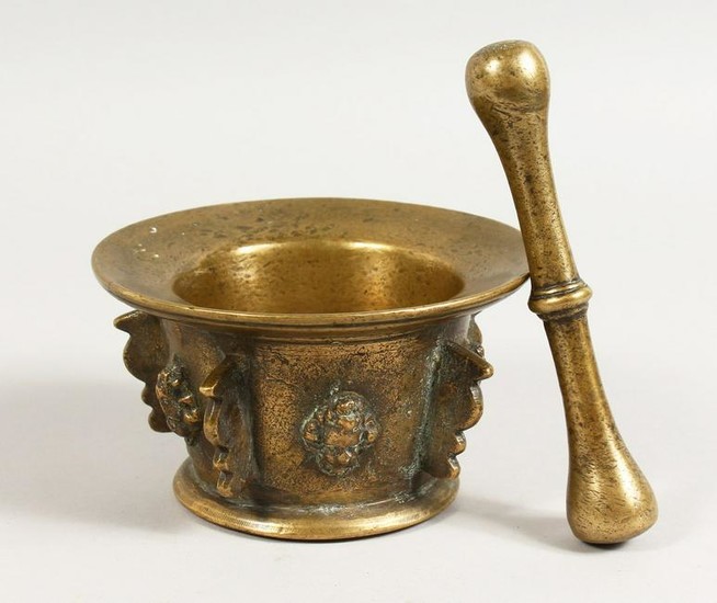A 16TH/17TH CENTURY CAST BRONZE PESTLE AND MORTAR.