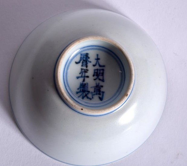 A 17TH CENTURY CHINESE BLUE AND WHITE PORCELAIN BOWL