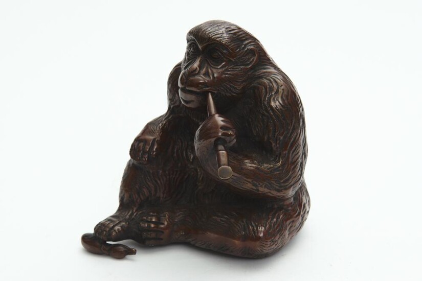 A BRONZE PATINATED FIGURE OF A MONKEY SMOKING A PIPE, 21 CM HIGH, LEONARD JOEL LOCAL DELIVERY SIZE: SMALL