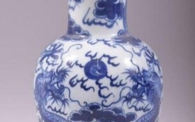 A CHINESE BLUE AND WHITE PORCELAIN DRAGON VASE, 23.5cm