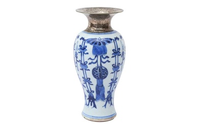 A CHINESE BLUE AND WHITE VASE 清康熙 青花雙魚紋瓶