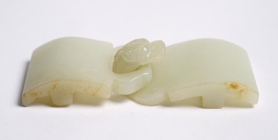 A CHINESE PALE CELADON JADE DRAGON BELT BUCKLE QING DYNASTY (1644-1912)
