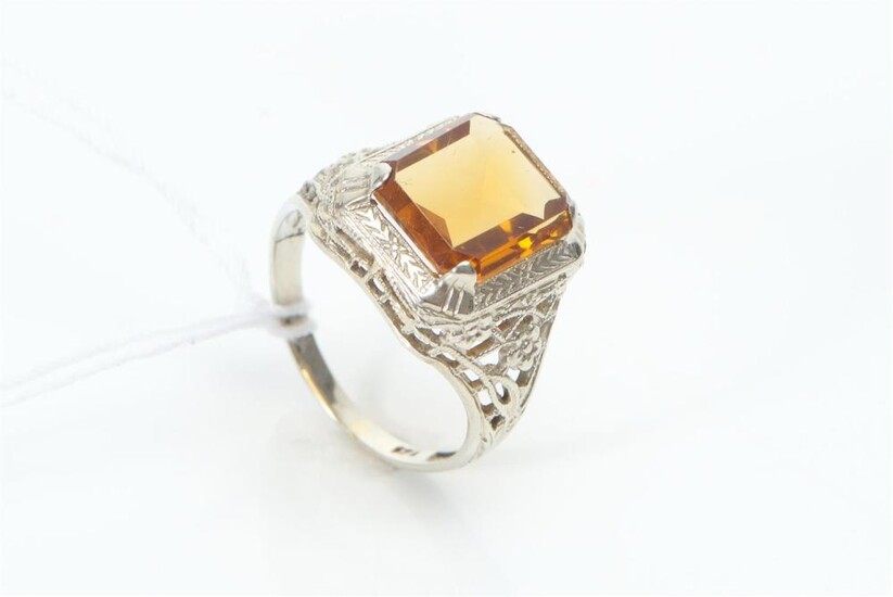 A CITRINE SIGNET RING IN 14CT WHITE GOLD, SIZE H, 2.6GMS