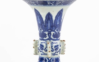 A Chinese Beaker vase, blue-white, Kangxi or Yongzheng period. (H:20 x D:15,5 cm)